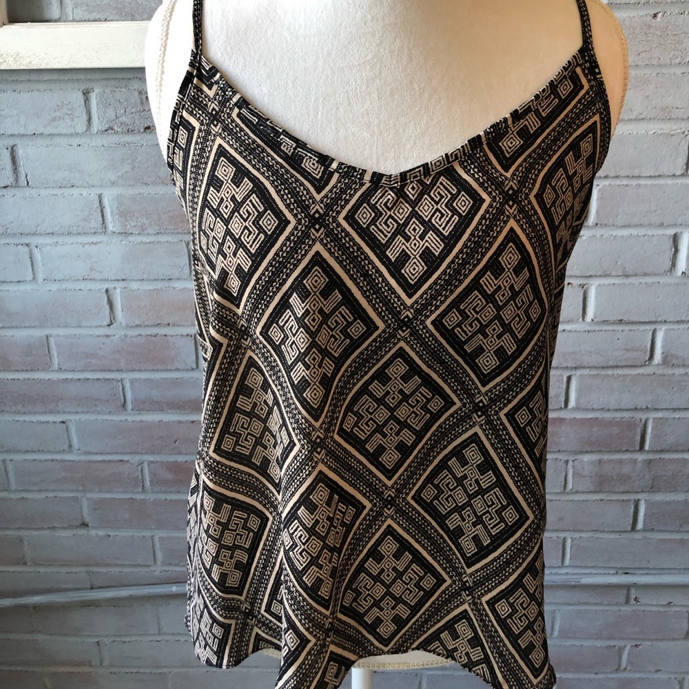 Forever 21 Woman’s tank. Black and white design